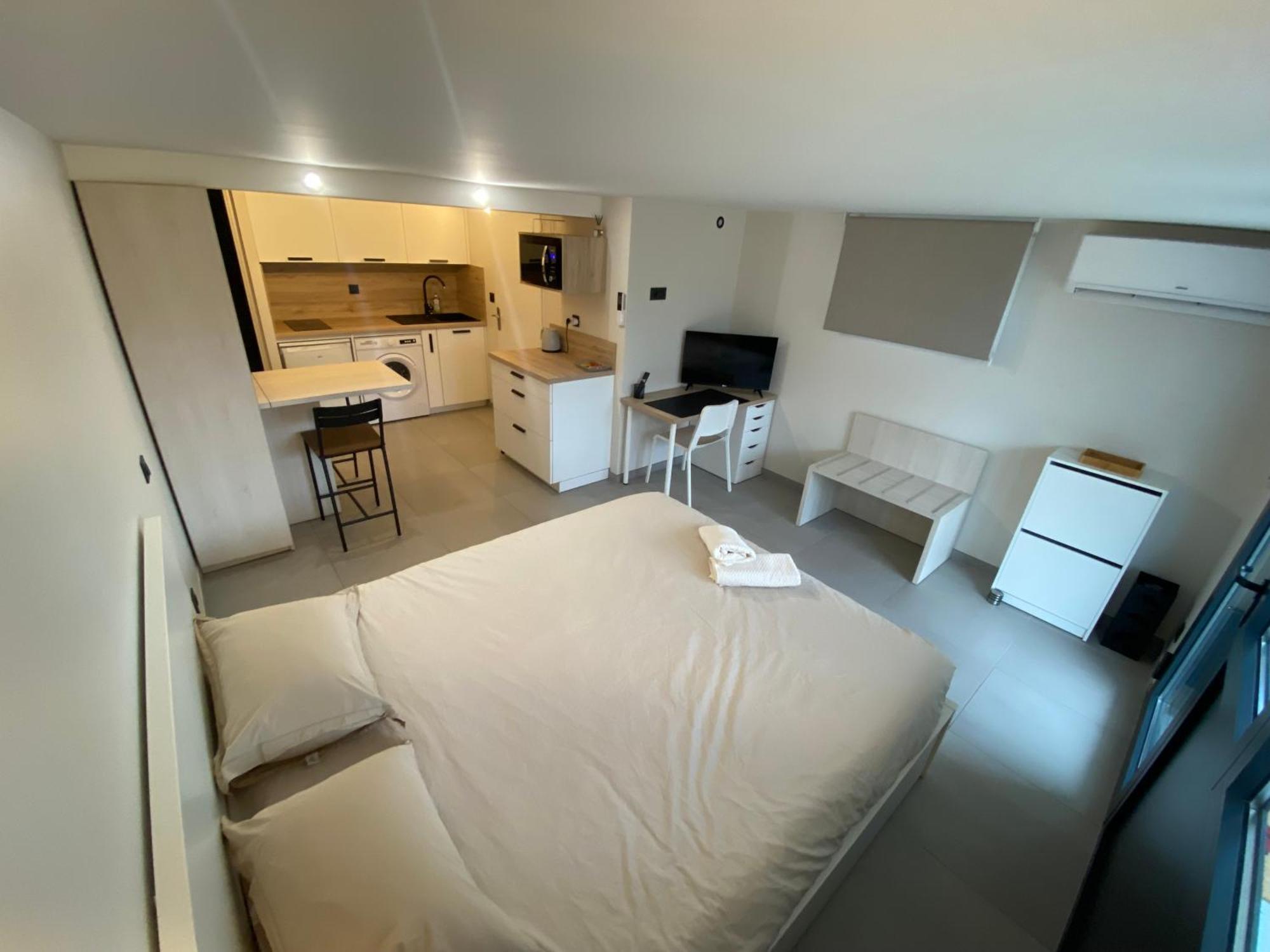 Studio Chez L'Habitant Avec Piscine Commune Grieges Bagian luar foto